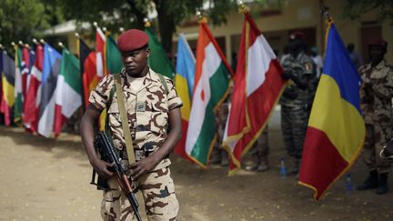 D&eacute;fil&eacute; des drapeaux de l'exercice "Flintlock" ("Fusil &agrave; silex"), organis&eacute; &agrave; l'initiative des Etats-Unis dans la r&eacute;gion sah&eacute;lienne. Ndam&eacute;na (Tchad), le 9 mars 2015 (JEROME DELAY/AP/SIPA / AP)