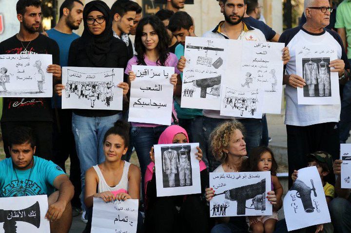  
Des jeunes libanais de toutes confessions manifestent à Beyrouth à l'appel du mouvement de protestation  "Vous puez". (AFP / Mahmoud Zayyat)