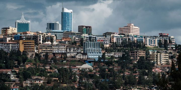 La ville moderne de Kigali s'érige au-dessus des quartiers plus pauvres (2018). (AFP PHOTO / Yasuyoshi CHIBA)