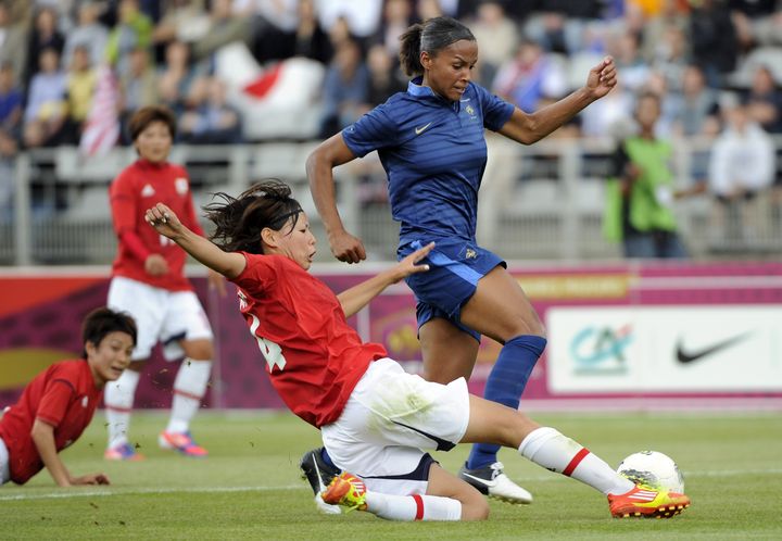 Elodie Thomis &agrave; la lutte avec Saki Kumagai lors du match pr&eacute;paratif pour les JO de Londres entre la France et le Japon au stade Charl&eacute;ty, &agrave;&nbsp;Paris, le 19 juillet 2012. (BERTRAND GUAY / AFP)