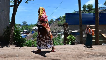 Des habitants du bidonville Mavadzani, à Mayotte, le 8 décembre 2023. (MIGUEL MEDINA / AFP)