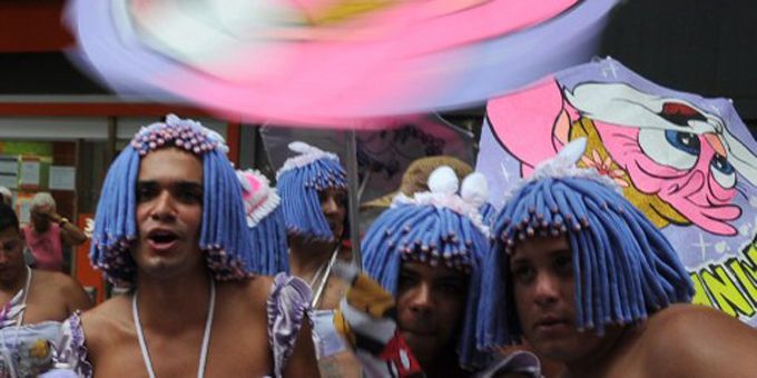 Une bande du Bola Preta déguisée en lapins improvise une petite chorégraphie, le 9 fvrier 2013.
 (VANDERLEI ALMEIDA / AFP)