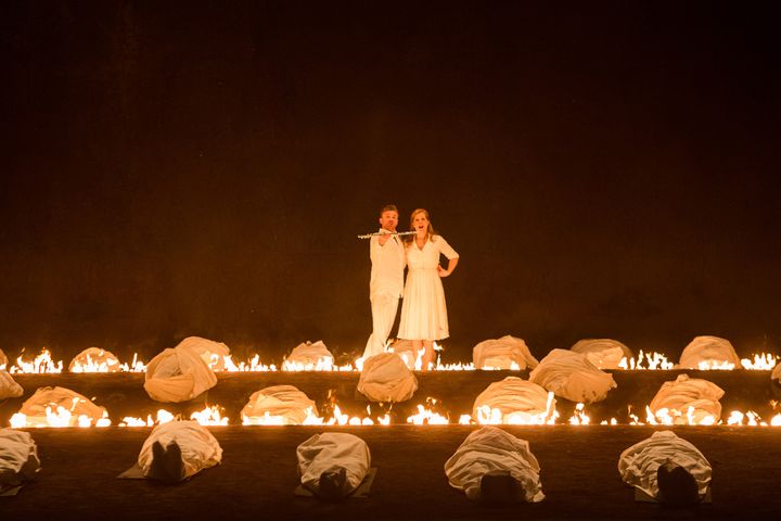   Pavol Breslik (Tamino) et Julia Kleiter (Pamina) à droite
 (Opéra national de Paris/Agathe Poupeney)