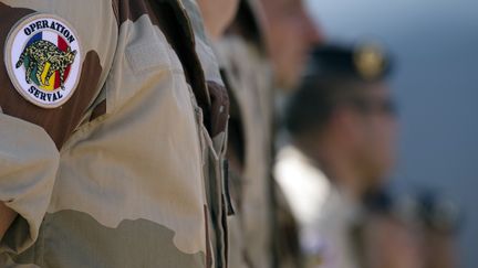 Des soldats de l'op&eacute;ration Serval au Mali &eacute;coutent le ministre de la D&eacute;fense, Jean-Yves Le Drian, prononcer un discours, le 31 d&eacute;cembre 2013 &agrave; Gao (Mali).&nbsp; (JOEL SAGET / AFP)