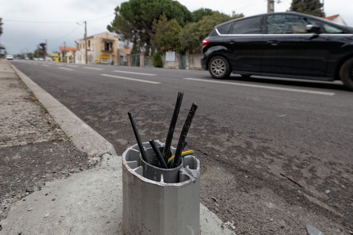 Les restes d'un radar automatique situ&eacute; &agrave; Six-Fours-les-Plages (Var) et sci&eacute; &agrave; la disqueuse le 25 f&eacute;vrier 2013. (MAXPPP)