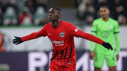 L'attaquant de l'Eintracht Frankfurt, Randal Kolo Muani, lors d'un match de la Bundesliga à Wolfsburg, le 5 mars 2023. (RONNY HARTMANN / AFP)