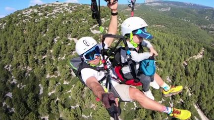 À Cuges-les-Pins, dans les Bouches-du-Rhône, des enfants atteints de maladie effectuent leur baptême de l'air en parapente grâce à une association. Reportage. (CAPTURE D'ÉCRAN FRANCE 3)