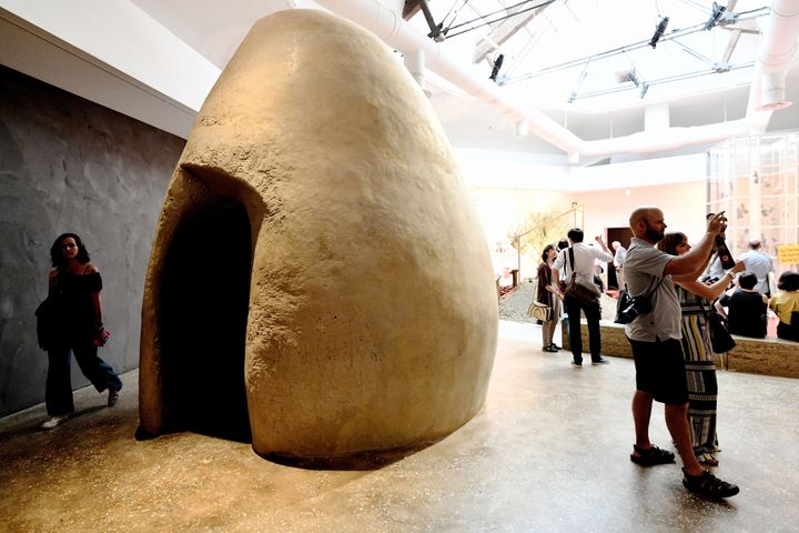 Un refuge en terre construit au Bangladesh par l'architecte Anna Heringer et présenté à la Biennale d'architecture de Venise.
 (Vincenzo Pinto / AFP)