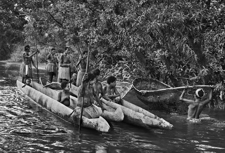 Indonésie, 2010.&nbsp;Les femmes Asmat pêchent la crevette. Les rivières sont aussi remplies de crabes, de homards et de poissons. Tribus de Irian Jaya, Papouasie occidentale. (© SEBASTIÃO SALGADO)