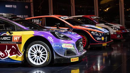 La Ford Puma, la Hyundai i20 N et la Toyota GR Yaris, nouveaux bolides de la saison 2022 du Championnat du monde des rallyes, ici lors de la présentation officielle de la saison WRC le 15 janvier 2022 à Salzbourg, en Autriche (PREDRAG VUCKOVIC / RED BULL CONTENT POOL via AFP)