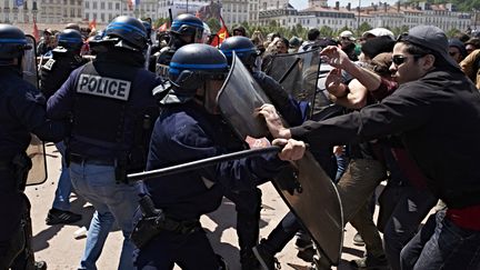 Des policiers affrontant des manifestants, en marge d'un rassemblement hostile à la loi Travail, le 17 mai 2016 à Lyon (Rhône). (JEAN-PHILIPPE KSIAZEK / AFP)