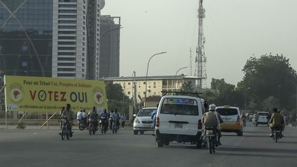 Une affiche, dans les rues de N'Djaména, le 13 décembre 2023, pour appeler à voter "oui" lors du référendum prévu le 17 décembre au Tchad. (DENIS SASSOU GUEIPEUR / AFP)