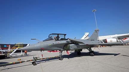 Un pilote dans un Rafale au salon aéronautique de Dubaï, dans l'émirat du Golfe, le 14 novembre 2021. (GIUSEPPE CACACE / AFP)