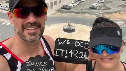 La photo de Collin et Hilda Allin après leur marathon sur leur balcon, le 28 mars 2020 à Dubaï (Emirats arabes unis). (COLIN AND HILDA ALLIN / AFP)