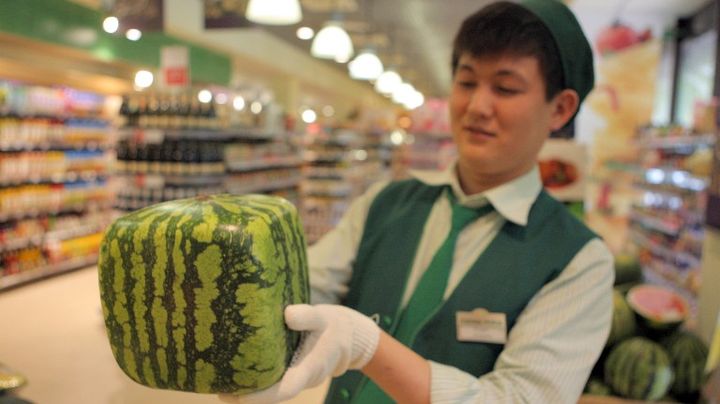 Un homme pr&eacute;sente une past&egrave;que carr&eacute;e provenant du Japon dans un supermarch&eacute; de Moscou (Russie), le 19 juillet 2013. (SERGEY MAMONTOV / RIA NOVOSTI)