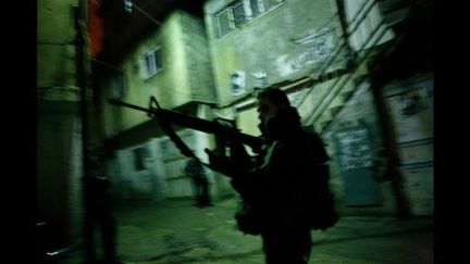 Après la victoire du Hamas en janvier 2006, les brigades des martyrs d&#039;Al Aqsa (branche armée du Fatah) se retrouvent seuls face aux israéliens pour assurer la sécurité des palestiniens du camp de réfugiés de Balata. Chaque nuit les combattants d’Al Aqsa se transforment en sentinelle pour protéger les 20 000 réfugiés. Sarah Caron reçoit en 2006 le Getty Award pour ce reportage. 
 (Sarah Caron)