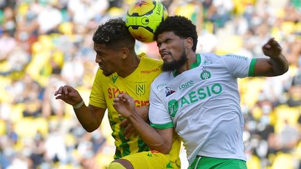 Mahdi Camara (Saint-Etienne) ici au duel avec le Nantais Ludovic Blas. (LOIC VENANCE / AFP)