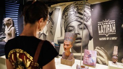 Un visiteur regarde les albums et sculptures présentés à l'exposition "Kemet Egypt in hip-hop, jazz, soul & funk" du Musée national des antiquités à Leiden (Pays-Bas). (SIMON WOHLFAHRT / AFP)