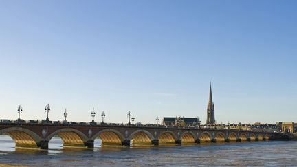 La victime a disparu &agrave; proximit&eacute; du pont de pierre, &agrave; Bordeaux. (JACQUES LOIC / PHOTONONSTOP / AFP)