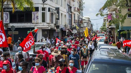 Plusieurs milliers de personnes ont manifesté notamment à Fort-de-France en Martinique, le 27 février 2021, contre la menace de prescription dans le dossier judiciaire du chlordécone. (LIONEL CHAMOISEAU / AFP)