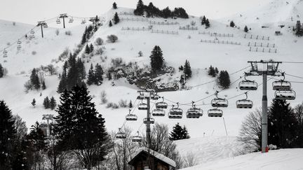 Illustration fermeture des remontées mécaniques dans les stations de ski. (JEFF PACHOUD / AFP)