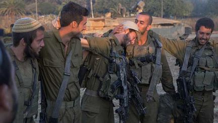 &nbsp; (Des soldats de la brigade du Golan près de Gaza le 30 juillet © Reuters - Baz Ratner)