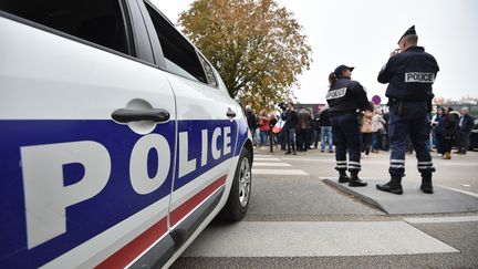 Des policiers en octobre 2016. (JEAN-SEBASTIEN EVRARD / AFP)