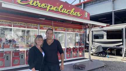 Douglas et Maryline Caillau, forains. Devant le stand d’attrapes-peluches du père de Douglas Caillau.&nbsp; (LAURIANE DELANOË / RADIO FRANCE)