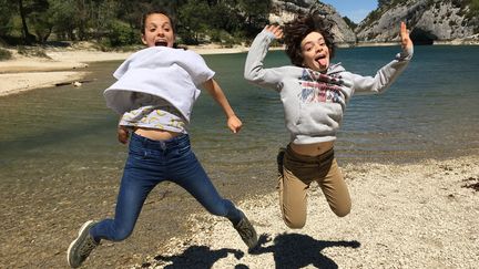 Ava et Arthur face au lac du Peirou, près de Saint-Rémy de Provence. (INGRID POHU / RADIO FRANCE)