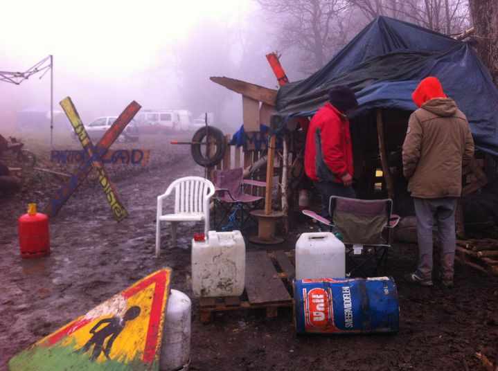 Les zadistes bloquent l'acc&egrave;s &agrave; la zone qu'ils occupent, pr&egrave;s de Roybon (Is&egrave;re), le 3 d&eacute;cembre 2014.&nbsp; (TATIANA LISSITZKY/ FRANCETV INFO)