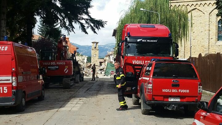 Les pompiers sont toujours à l’œuvre dans les décombres de la zone rouge pour établir la viabilité des maisons. (RADIO FRANCE / MATHILDE IMBERTY)