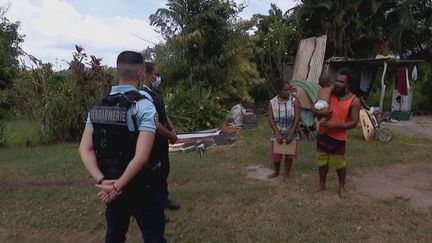 En Nouvelle-Calédonie, le confinement a été prolongé de deux semaines et les écoles, collèges et lycées sont fermés. Les gendarmes ont été mobilisés pour amener les devoirs et les cours aux élèves qui résident dans certaines tribus, où l’accès à internet est limité. (France 3)