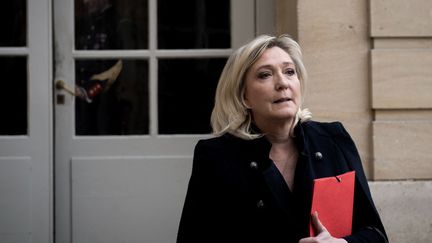Marine Le Pen, présidente du groupe parlementaire du Rassemblement national (RN),  quitte l'hôtel Matignon à Paris, le 15 décembre 2022. Photo d'illustration. (ALAIN JOCARD / AFP)