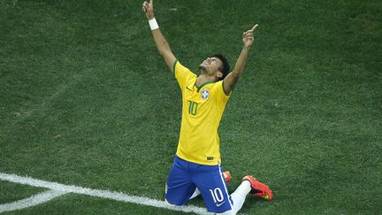 L'attaquant du Br&eacute;sil Neymar f&ecirc;te son but contre la Croatie, le 14 juin 2014 &agrave; Sao Paulo (Br&eacute;sil). (FABRIZIO BENSCH / POOL)