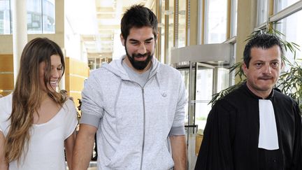 Nicolas Karabatic (au centre) accompagné de sa compagne Géraldine Pillet et de son avocat maître Corbier.  (PASCAL GUYOT / AFP)