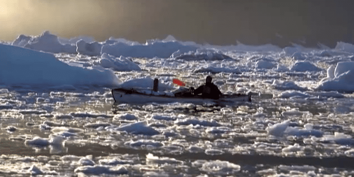 Alban Michon en kayak au Groënland
 (Capture d&#039;image France3/Culturebox)