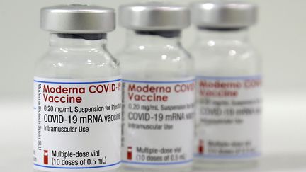 Des fioles du vaccin de Moderna contre le Covid-19. (MICHAEL SOHN / AFP)