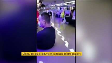 Des usagers dans le métro inondé de Zhengzhou&nbsp;(Chine) (FRANCEINFO)