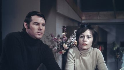 Charles Level et Annie Girardot pendant le tournage d'une &eacute;mission de t&eacute;l&eacute;vision, le 29 f&eacute;vrier 1968.&nbsp; (LOUIS JOYEUX / INA / AFP)