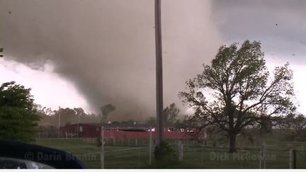 Tornade&nbsp;filmée&nbsp;à&nbsp;Elmer City, comté d'Okanogan (Etat de Washington), le 9 mai 2016 (DICK MCGOWAN / YOUTUBE)