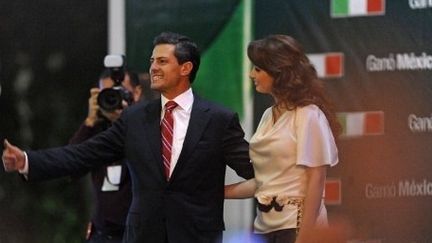 Enrique Peña Nieto fête sa victoire dans le QG de campagne du PRI aux côtés de sa femme. (JOHAN ORDONEZ / AFP)