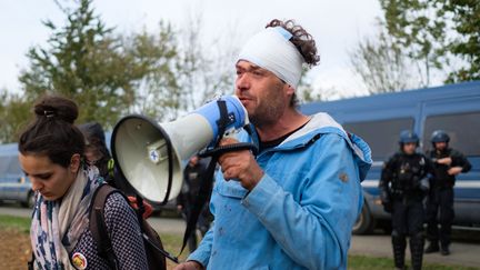 Le militant écologiste Julien Le Guet à Saint-Soline, dans les Deux-Sèvres, le 29 octobre 2022. (ANTOINE BERLIOZ / HANS LUCAS / AFP)