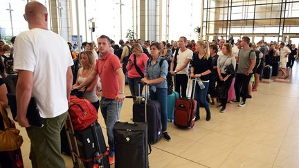 Des touristes en attente d'embarquement &agrave; Charm el-Cheikh (Egypte), o&ugrave; les autorit&eacute;s ont suspendu&nbsp;l'arriv&eacute;e &nbsp;des vols des compagnies britanniques, vendredi 6 novembre. (MOHAMED EL-SHAHED / AFP)