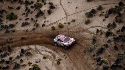 La Peugeot du Français Cyril Despres et de son co-pilote David Castera pendant la 7e étape du Dakar 2018. (FRANCK FIFE / AFP)