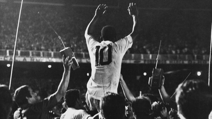 L'attaquant brésilien Pelé est porté en triomphe par ses équipiers du club paulista de Santos, à l'occasion de son millième but, le 19 novembre 1969, à Rio de Janeiro. (PICTORIAL PARADE / ARCHIVE PHOTOS / GETTY IMAGES)