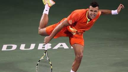 Le Fran&ccedil;ais Jo-Wilfried Tsonga sert contre le Tch&egrave;que Lukas Rosol &agrave; l'open de tennis de Duba&iuml; (Emirats Arabes Unis), le 29 f&eacute;vrier 2012. (MARWAN NAAMANI / AFP)