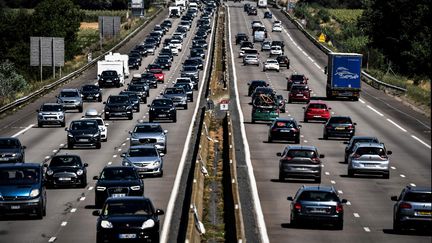 Des automobilistes sur l'autoroute près de Reventin-Vaugris (Isère), le 1er août 2020. Photo d'illustration. (JEFF PACHOUD / AFP)