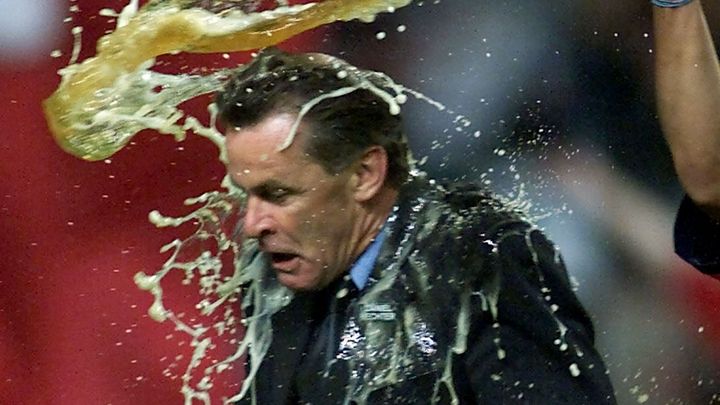 L'entra&icirc;neur du Bayern Munich Ottmar Hitzfeld recouvert de bi&egrave;re par l'attaquant du club bavarois Giovane Elber, le 6 mai 2000.&nbsp; (MICHAEL URBAN / REUTERS)