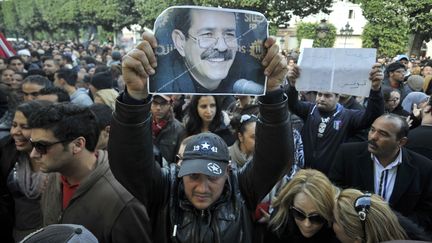 Un Tunisien brandit la photo de Chokri Bela&iuml;d, l'opposant politique assassin&eacute;, lors d'une manifestation sur l'avenue Bourguiba de Tunis (Tunisie), le 6 f&eacute;vrier 2013. (FETHI BELAID / AFP)