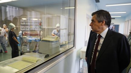 François Fillon lors d'une visite à l'hôpital Marie-Lannelongue, au Plessis-Robinson dans les Hauts-de-Seine, mercredi 14 décembre 2016. (THOMAS SAMSON / POOL / AFP)